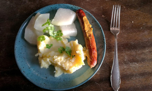 Bratwurst mit Kartoffelbrei und Kohlrabi (Archiv)