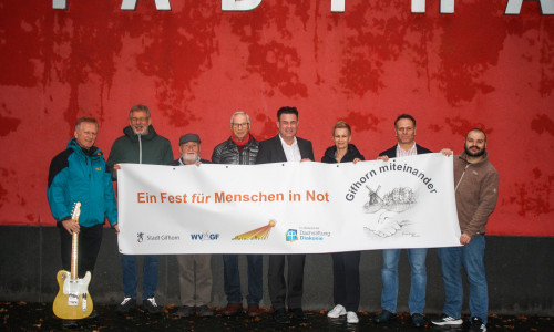 Jurek Karczewski (Angels Share JM), Ralf Richter (Initiator), Morris Sharpe (Angels Share JM), Wolfgang Fromme (Gründer RPT), Matthias Nerlich (Bürgermeister Stadt Gifhorn), Nadine Boß (Diakonische Gesellschaft Wohnen und Beraten), Benjamin Riebsamen (Stadthalle Gifhorn) und Daniel Höfel (Tagestreff Moin, Moin!) (v. li.).