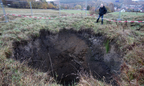 Thomas Finkeldey, Altbergbauspezialist beim LBEG, begutachtet den Tagesbruch.