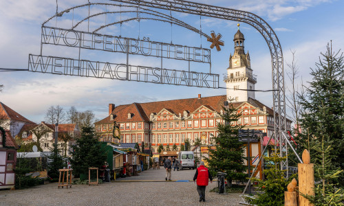 Der Weihnachtsmarkt auf dem Schloßplatz erwartet nun die ersten Besucher.