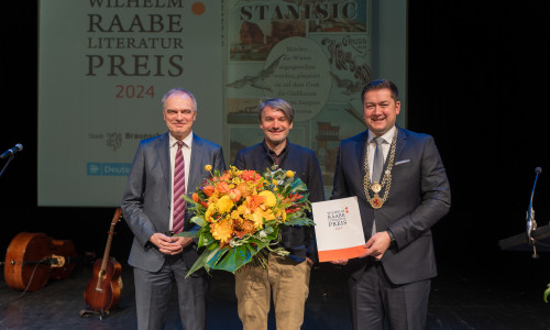 Dr. Thorsten Kornblum (re.) und Deutschlandradio-Intendant Stefan Raue (li.) überreichten den Preis an Saša Stanišić.