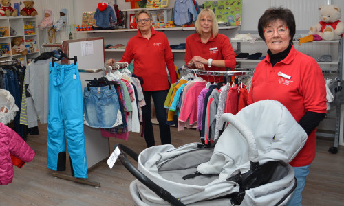 Die neue Kinder-Ecke in Eberts Hof beinhaltet ganz viele Textilien, Spiele und Ausrüstung für die Kleinen. Darüber freuen sich die DRK-Kräfte (von links) Karin Buttstädt, Iris Renner und Juliane Liersch. 