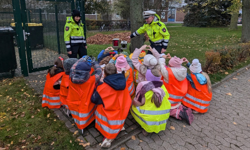 Bevor die Kinder als Verkehrsdetektive im Einsatz sind, erläutern Ralf Buchmeier (re.) und Christiane Meier (li.) – beide von der Polizei Goslar – wie die Blitzer funktionieren.