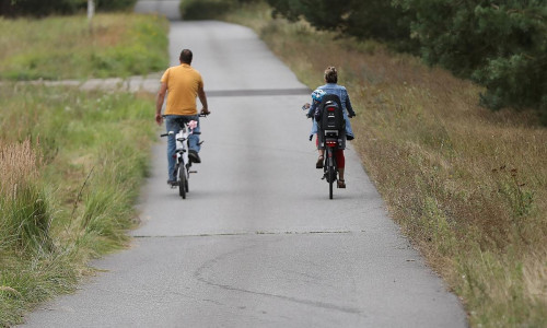 Mann und Frau auf Fahrrad (Archiv)