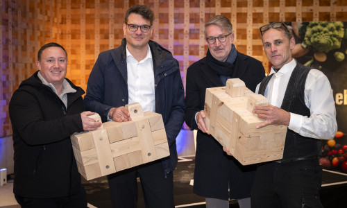 Max Wörner (Vorstand Triqbriq AG), Niklas Daser (Geschäftsführer Standortentwicklung EDEKA Minden-Hannover), Gerold Leppa (Wirtschaftsdezernent Stadt Braunschweig) und Zimmermann Thomas Schulte-Pieper (v. li.) richteten das Wort an die Gäste des Richtfestes für den Supermarkt aus Holzbausteinen.