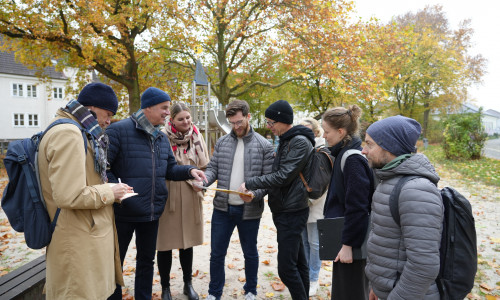 Florian Selle, Rebecca Kohl und Matthias Funk von scape Landschaftsarchitekten (von rechts) lassen sich von Mitarbeitern der Stadt erläutern, welche Anforderungen und Rahmenbedingungen für die Neugestaltung des Kleistparks vorliegen. 