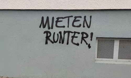 Graffiti mit Schriftzug "Mieten runter" (Archiv)