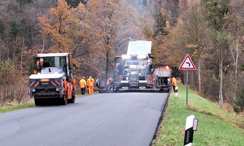 Auf der Landesstraße 515 wird die Asphaltdeckschicht auf ganzer Breite eingebaut.