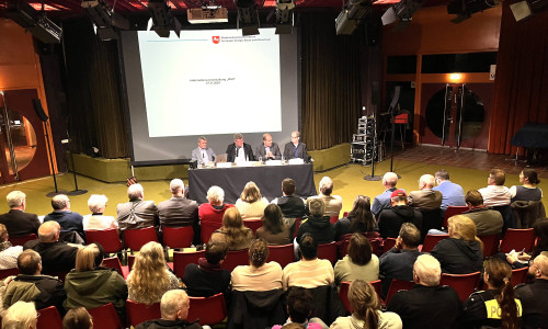 An diesem Abend drehte sich alles um das Thema Wolf. Am Podium, v.l.: Hans-Jörg Schrader (Umweltministerium), Landrat Gerhard Radeck, Bürgermeister Alexander Hoppe und Vorstand Marcus Wagner (Landkreis Helmstedt).