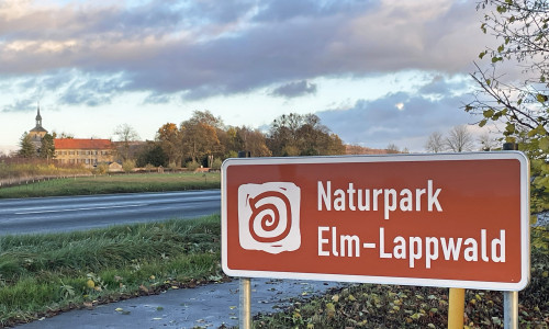 Touristisches Hinweisschild des Naturparks Elm-Lappwald an der L625 in der Nähe von Lucklum.