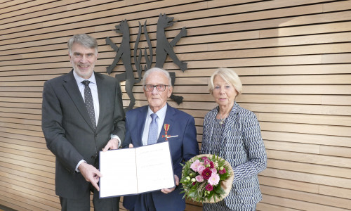 v.l.: Landrat Henning Heiß mit dem Geehrten Hans Grünhagen und dessen Partnerin Ursula Roß.