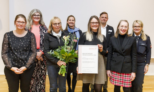  Susanne Kundolf (Soziallreferat); Raphaela Harms (Stiftung Braunschweigischer Kulturbesitz); Birgit Seel (Laudatorin, Staatsanwaltschaft); Stefanie Hälig (Ostfalia Hochschule); Katharina Gähle (Preisträgerin und pädagogischen Leitung für „Balu und Du“ in Braunschweig); Dr. Jan Köhler (Fachbereich Bürgerservice, Öffentliche Sicherheit); Gabriela Schimmel-Radmacher (Öffentliche Versicherung); Ines Fricke (Polizeiinspektion)