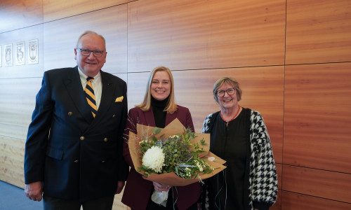 v.l.n.r.: Der Hochschulratsvorsitzende Paul-Werner Huppert, die designierte Präsidentin Prof. Dr. Julia Siegmüller und die amtierende Präsidentin Prof. Dr. Rosemarie Karger.