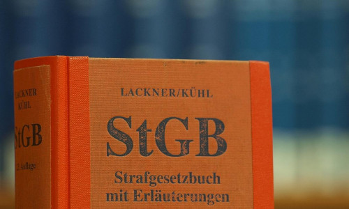 Das Strafgesetzbuch in einer Bibliothek (Archiv)