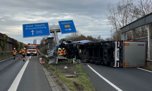 Der LKW war gegen den Schilderträger geprallt und umgekippt.