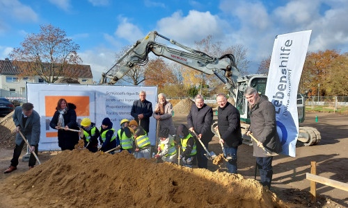 Bei strahlendem Sonnenschein wurde gemeinsam der erste Spatenstich für die Kita „Igel“ in der Peiner Südstadt gesetzt: Architekt Carsten Grobe, Kita-Leitung Simone Sobotta mit Kindern der Kita Wortschatz, LHPB-Geschäftsführer Uwe Hiltner, Bürgermeister Klaus Saemann und Landrat Henning Heiß. Hinten: Karl-Heinz Linnert (1. Vorsitzender der Peiner Lebenshilfe e. V.) und Erhard Popp (1. Vorsitzender Lebenshilfe e. V. Burgdorf) (v. li.).