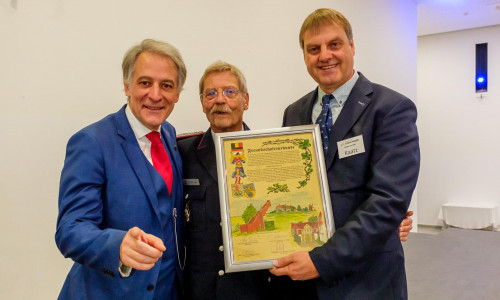 Internationale Freundschaft: Die Bürgermeister Rudi Beeken aus Belgien (links) und Detlef Kaatz (rechts) mit der Freundschaftsurkunde. Manfred Garske (Mitte) hatte die Urkunde gestaltet.