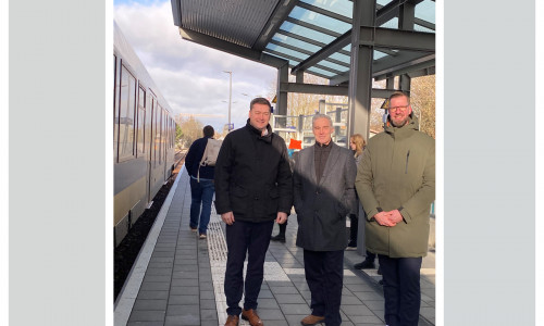 Der Bahnsteig in Braunschweig-Gliesmarode hat jetzt ein Dach. Darüber freuen sich Oberbürgermeister Dr. Thorsten Kornblum (li.), Verbandsdirektor Ralf Sygusch und Bahnhofsmanager Tobias Festerling (re.). 