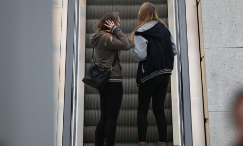 Junge Mädchen auf einer Rolltreppe (Archiv)