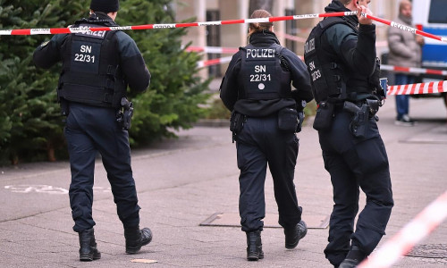 Polizisten nach Anschlag auf Magdeburger Weihnachtsmarkt am 21.12.2024