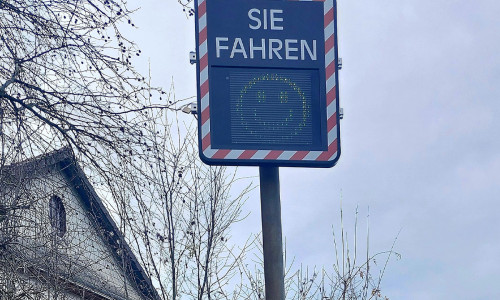 Die neue Tafel zeigt nun, ob man sich an die Geschwindigkeitsbegrenzung hält.