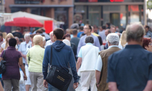 Menschen in einer Fußgängerzone (Archiv)