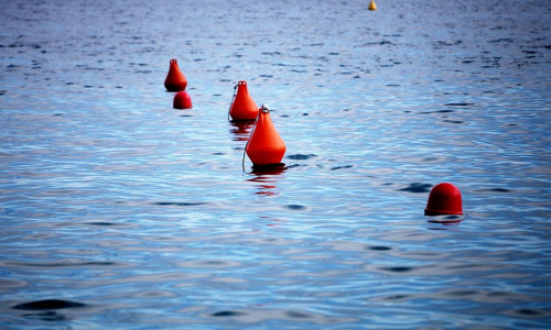 Bojen im Meer (Archiv)