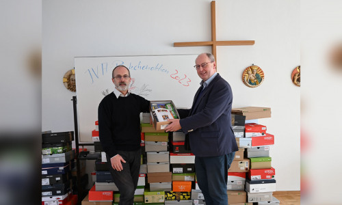 Diakon Detlef Schötz (links) und Propst Martin Tenge (rechts) mit den 150 Päckchen vom vergangenen Jahr. Beide freuen sich darüber, dass diese Aktion in der JVA Wolfenbüttel weitergeht.