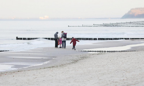 Familie am Strand (Archiv)