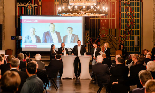 Paneltalk mit den Kreishandwerksmeistern, v.l.n.r.: Kim Cleve, stellvertretende Geschäftsführerin; Manfred Lippick, Kreishandwerksmeister Gifhorn; Oliver Schatta, Kreishandwerksmeister Braunschweig; Alexander Stein, Kreishandwerksmeister Peine; Jennifer Günther, stellvertretende Geschäftsführerin.