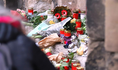 Blumen nach Anschlag auf Magdeburger Weihnachtsmarkt