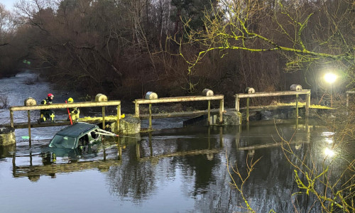 Das Auto war samt Fahrerin 70 Meter im Fluss getrieben.