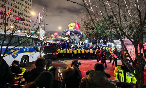 Demo vor der Nationalversammlung von Südkorea am 04.12.2024