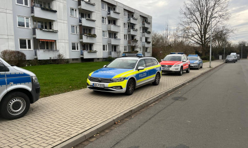 Am Donnerstagmittag kam es zu einem Großeinsatz der Polizei in einem Wohnblock in Detmerode. 