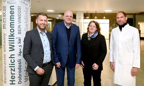 Bisher nur zu Besuch, künftig zu Forschungszwecken in Wolfsburg: Prof. Dr. Susanne Völter-Mahlknecht (,2.v.r.) von der UMG trifft zusammen mit Prof. Dr. Wolfgang Brück (2.v.l.), Sprecher des Vorstandes der UMG und Dekan der Medizinischen Fakultät Wolfsburgs Oberbürgermister Dennis Weilmann (li.) und den Ärztlichen Direktor und Medizincampuskoordinator Prof. Dr. Nils Homann (re.).