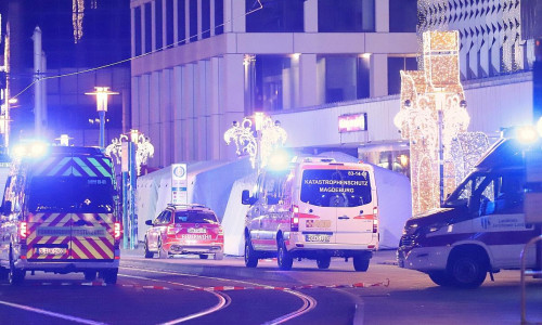 Auto rast auf Magdeburger Weihnachtsmarkt in Menschenmenge am 20.12.2024