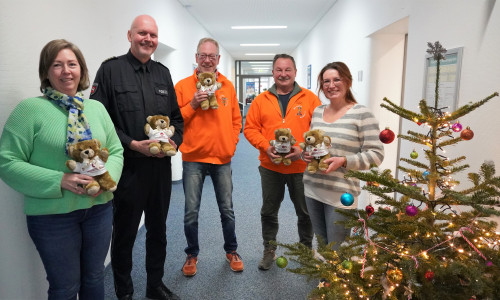 Bei der Spendenübergabe: Inspektionsleiter Thomas Bodendiek (2.v.l.) nimmt die Teddys entgegen.