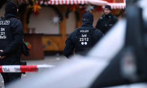 Polizisten nach Anschlag auf Magdeburger Weihnachtsmarkt am 21.12.2024