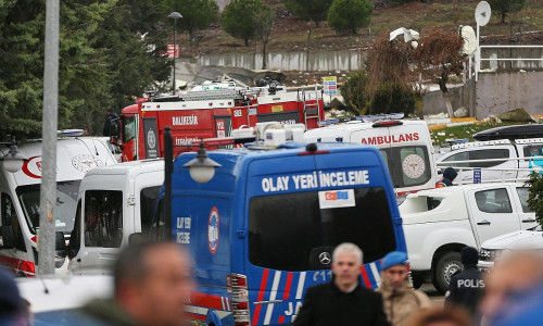 Rettungskräfte nach Explosion in türkischer Munitionsfabrik am 24.12.2024