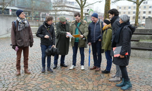  Landschaftsarchitekten und Stadtplaner sowie Mitarbeitende der Fachverwaltung tauschten sich auf dem Rathausplatz aus. 