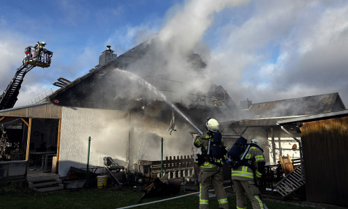 Das Feuer wurde von mehreren Seiten bekämpft.