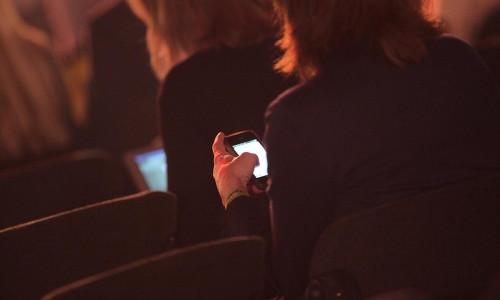 Geschäftsfrauen mit Smartphone (Archiv)