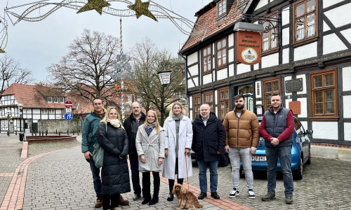 Bastian und Anja Michel (Un Mondo), Otto Saucke (1. Vorsitzender des Blickpunkt Fallersleben e.V.), Elisa Gliesner (Mitarbeiterin bei der WMG), Nina Dehn (TypischNina), Ortsbürgermeister André-Georg Schlichting, Mamoon Ali (Mamo Kiosk) und Max Mothsche (KÖNIG Glas + Fensterbau) (v. li.).