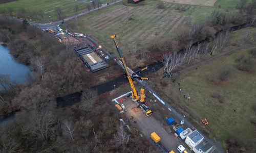 Am heutigen Mittwoch wurde die neue Brücke über die Oker eingesetzt. 