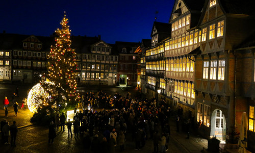 Viele Bürgerinnen und Bürger verfolgten in diesem Jahr die Übergabe der Friedenstanne von den Logen an die Stadt.