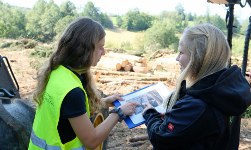 Die Arbeiten zur Pflege und Renaturierung der Bergwiesen bei Hohegeiß, die Carolin Kluger und Anna Nolte (rechts) vom Landschaftspflegeverband Goslar e.V. hier in Augenschein nehmen, gehört zu den Projekten der Ökologischen Station Westharz.