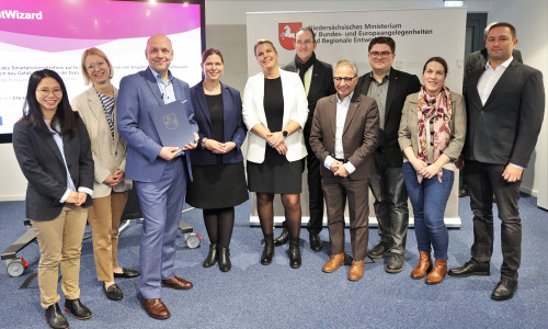 Dr. Jingting Désirée Zhao-Kaiser, Dr. Julia Hagemann, Dr. Torsten Meyer (alle drei Städtisches Klinikum Braunschweig), Regionalentwicklungsministerin Wiebke Osigus, Yvonne Cain, Städtisches Klinikum Braunschweig, Dr. Andreas Goepfert, Geschäftsführer Städtisches Klinikum Braunschweig, Dr. Mehrdad Payandeh. Bezirksvorsitzender DGB Niedersachsen, Dr. Simon Rettenmaier, Stelle für Soziale Innovation des DGB Niedersachsen, Sabrina Fürstenberg-Wiegmann und Dennis Hoffmann (beide NBank) bei der Bescheidübergabe für ShuntWizard (v. li.).