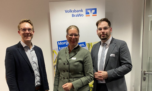 Nicole Mölling (Mitte), Leiterin der Direktion Salzgitter/Sickte der Volksbank BRAWO, gemeinsam mit Referent Claus-Friso Gellermann (links), Geschäftsführer der Nordzucker Plant Based Ingredients GmbH und Henning Rühmann, Vorstand des Niedersächsischen Landvolk Braunschweiger Land e. V. für die Region Salzgitter beim Agrarzirkel Salzgitter. 