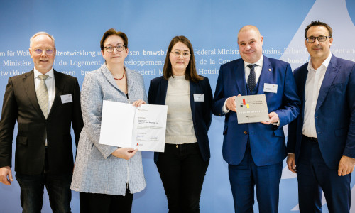 Erster Stadtrat Henning Konrad Otto, Bundesbauministerin Klara Geywitz, Stadtplanerin Louisa Biston, Bürgermeister Wittich Schobert und der parlamentarische Staatssekretär Sören Bartol (v. li.).