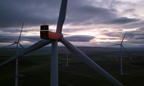 Windenergieanlage mit Befeuerung (Beleuchtungsvorrichtung).